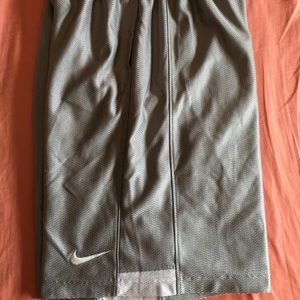 EUC Nike Young men’s basketball shorts. Sz M.